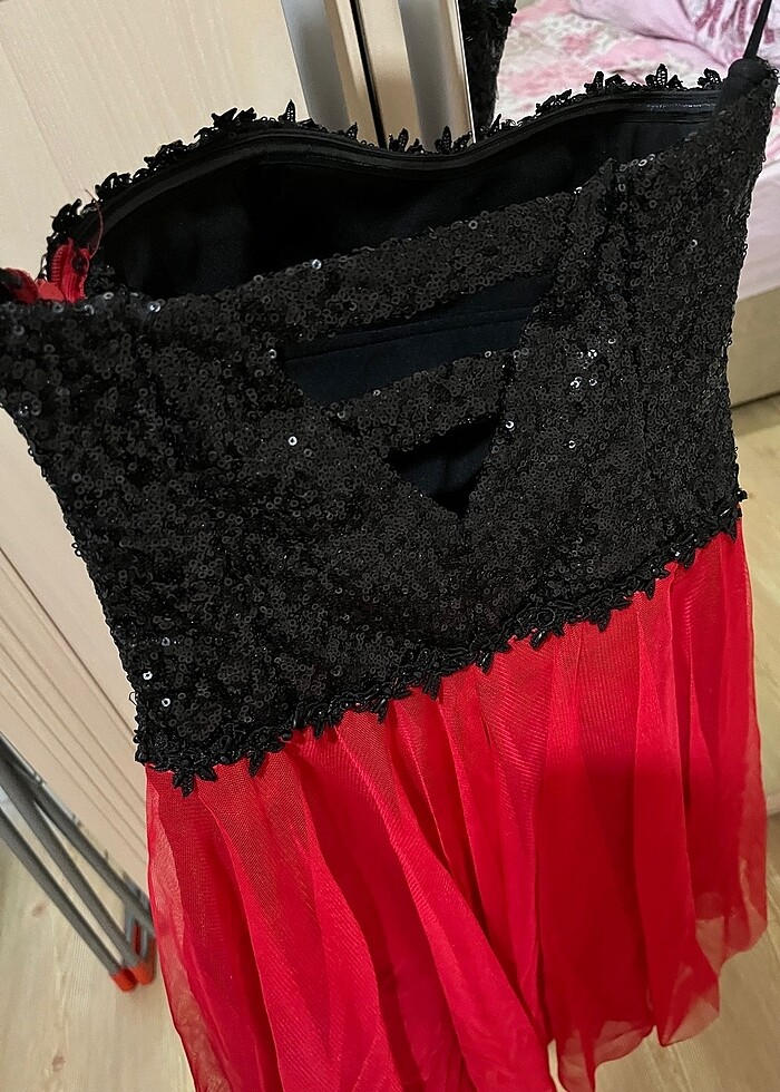 Payetli kısa abiye elbise siyah kırmızı - Görsel 4