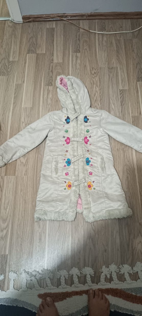 Kız Çocuk Beyaz Nakışlı Kürk Detaylı Mont - Görsel 2