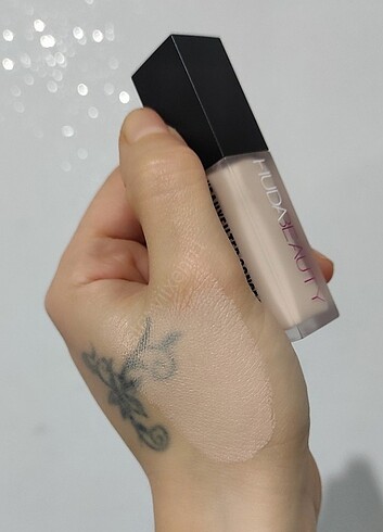 Beden Huda Beauty Concealer