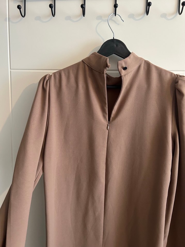 Bej Uzun Kollu Yüksek Yakalı Kadın Elbise - Görsel 4