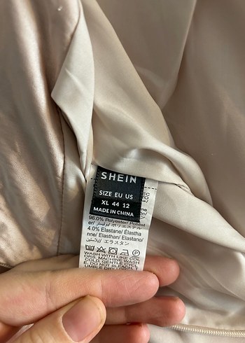 Bej Parlak Uzun Dökümlü Kadın Etek - Görsel 3