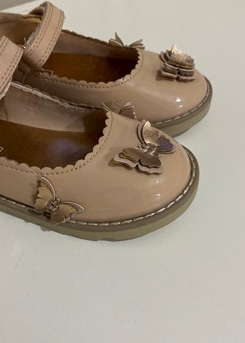 Kelebek İşlemeli Bej Kız Babet yurdışından alındı - Görsel 4