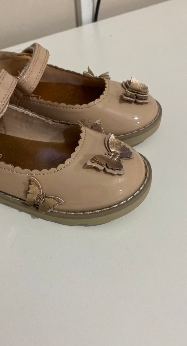 Kelebek İşlemeli Bej Kız Babet yurdışından alındı - Görsel 4