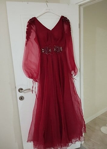 Koyu kırmızı abiye elbise