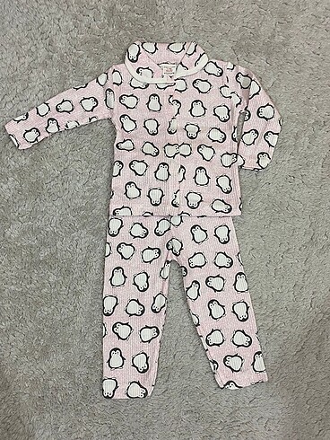 Kız 2li pijama takımı 1-2-3 yaş vardır