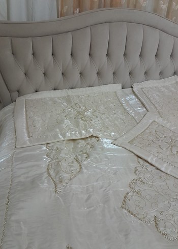 İşlemeli Parlak Beyaz Yatak Örtüsü krem - Görsel 3