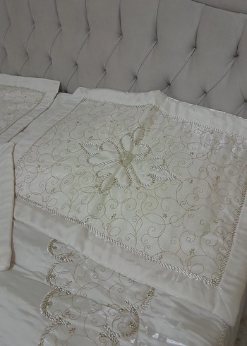 İşlemeli Parlak Beyaz Yatak Örtüsü krem - Görsel 5