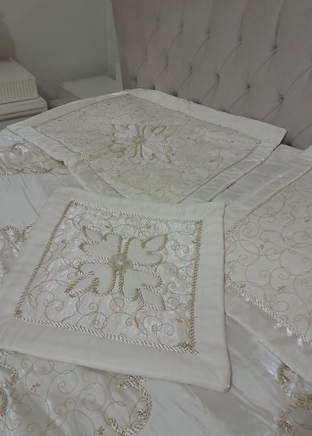 İşlemeli Parlak Beyaz Yatak Örtüsü krem - Görsel 4