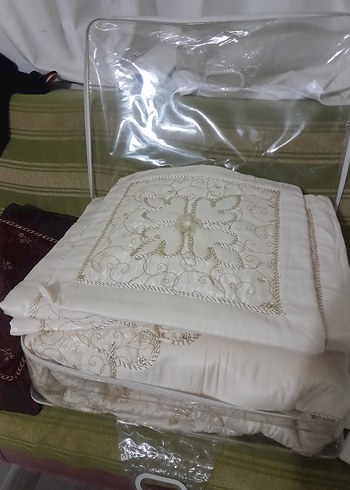 İşlemeli Parlak Beyaz Yatak Örtüsü krem - Görsel 2