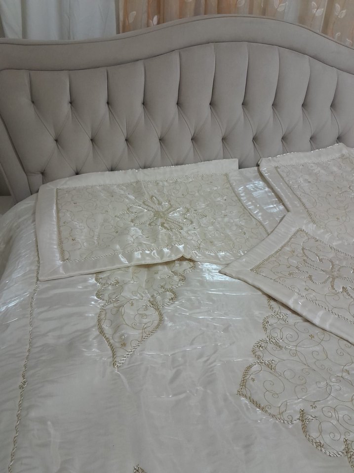İşlemeli Parlak Beyaz Yatak Örtüsü krem - Görsel 3
