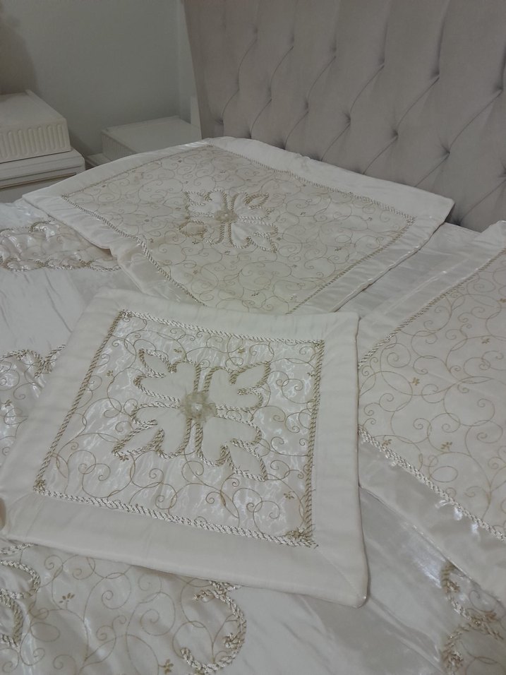 İşlemeli Parlak Beyaz Yatak Örtüsü krem - Görsel 4