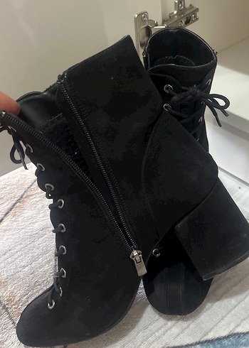 Bambi Siyah Süet Bağcıklı Stiletto Topuklu Bot