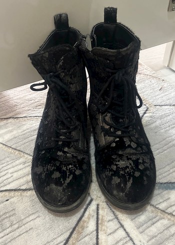 Siyah Bağcıklı Süet Stiletto Punk Bot