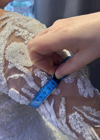 A kesim işiltılı gelinlik - Görsel 4