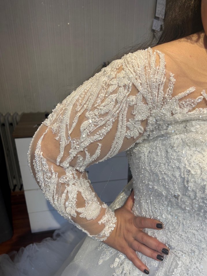 A kesim işiltılı gelinlik - Görsel 3