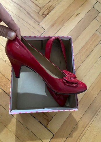 rugan Parlak Kırmızı Fiyonklu Kadın topuklu ayakkabı - Görsel 2