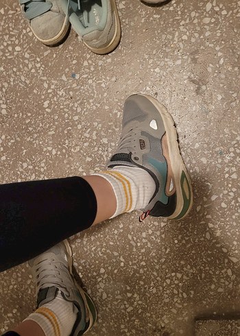 Gri Yılan Desenli Bağcıklı Stiletto Topuklu Kadın Spor Ayakkabı