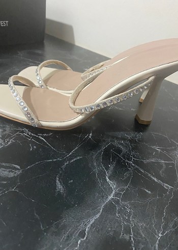 Beyaz Tokalı İnce Topuklu Kadın Abiye Ayakkabı - Görsel 2