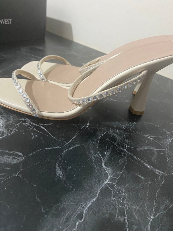 Beyaz Tokalı İnce Topuklu Kadın Abiye Ayakkabı - Görsel 2