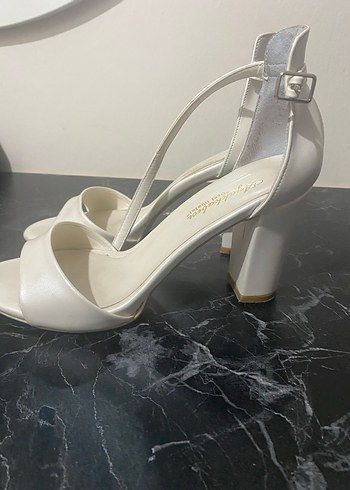 Beyaz Tokalı İnce Topuklu Kadın Abiye Ayakkabı - Görsel 2