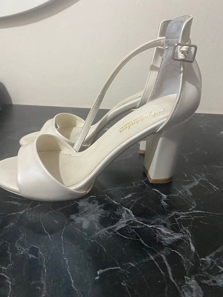 Beyaz Tokalı İnce Topuklu Kadın Abiye Ayakkabı - Görsel 2