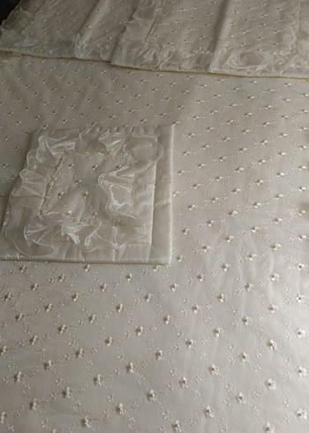 İşlemeli Beyaz Parlak Yatak Örtüsü - Görsel 11