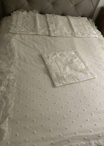 İşlemeli Beyaz Parlak Yatak Örtüsü - Görsel 3