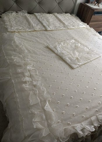 İşlemeli Beyaz Parlak Yatak Örtüsü - Görsel 2