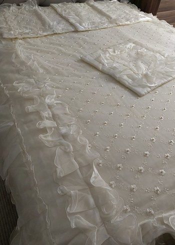 İşlemeli Beyaz Parlak Yatak Örtüsü - Görsel 5