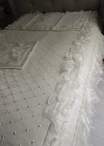 İşlemeli Beyaz Parlak Yatak Örtüsü - Görsel 4