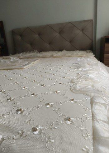 İşlemeli Beyaz Parlak Yatak Örtüsü - Görsel 6