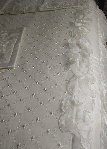 İşlemeli Beyaz Parlak Yatak Örtüsü - Görsel 7