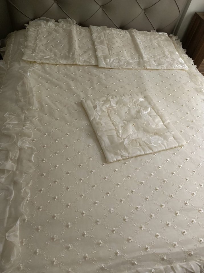 İşlemeli Beyaz Parlak Yatak Örtüsü - Görsel 3