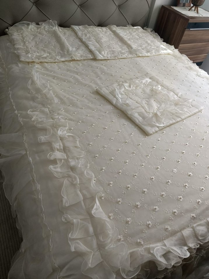İşlemeli Beyaz Parlak Yatak Örtüsü - Görsel 2