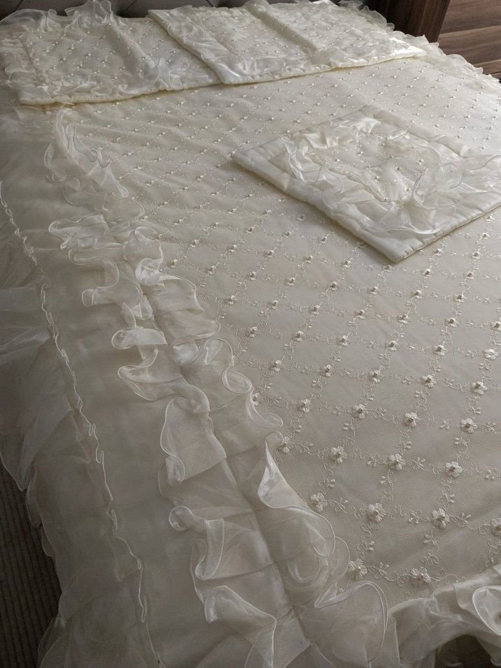 İşlemeli Beyaz Parlak Yatak Örtüsü - Görsel 5
