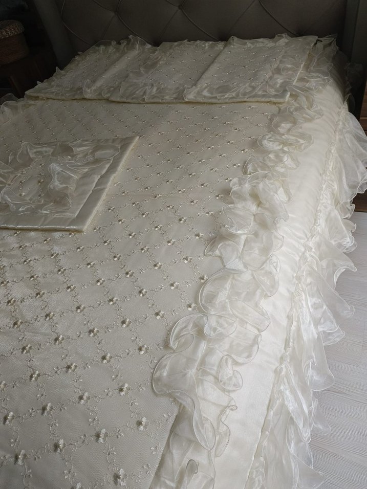 İşlemeli Beyaz Parlak Yatak Örtüsü - Görsel 4