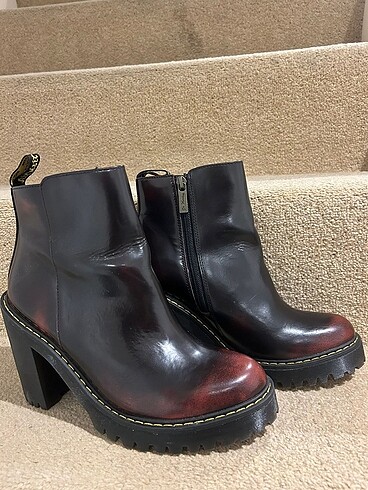 Dr. Martens topuklu bot