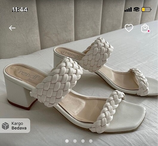 İki adet topuklu sandalet