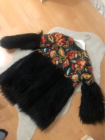 Peluş mont işlemeli