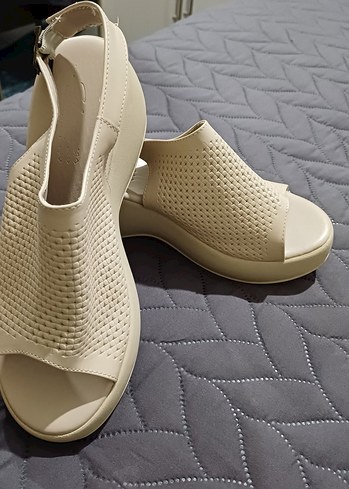 Diğer Bej Kadın Dolgu Topuklu Sandalet hic kullanilmadı