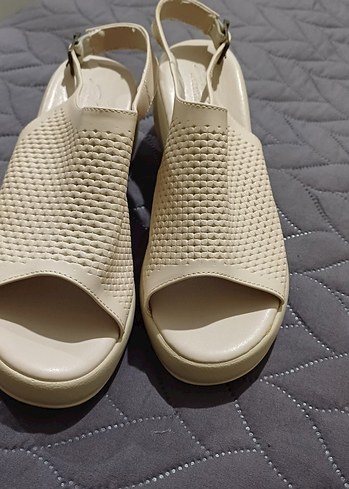 39 Beden ten rengi Renk Bej Kadın Dolgu Topuklu Sandalet hic kullanilmadı
