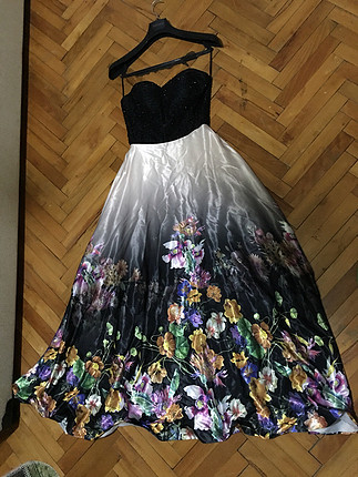 40 Beden çeşitli Renk Çiçek detaylı üzerş taşlı elbise