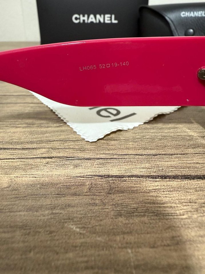 Kadın Parlak Kırmızı Chanel Güneş Gözlüğü - Görsel 3