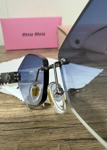 Miu Miu Kadın Pembe Parlak Gri Güneş Gözlüğü - Görsel 3