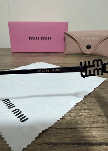 Miu Miu Siyah Parlak Kadın Güneş Gözlüğü - Görsel 3