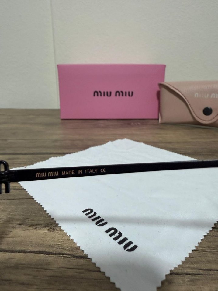 Miu Miu Siyah Parlak Kadın Güneş Gözlüğü - Görsel 4