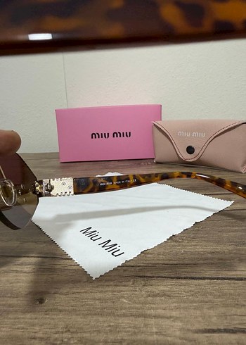 Miu Miu Kahverengi Payetli Kadın Güneş Gözlüğü - Görsel 5