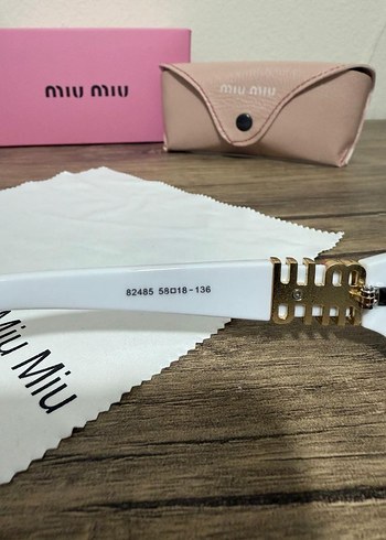 Miu Miu Beyaz Minimalist Kadın Güneş Gözlüğü - Görsel 4