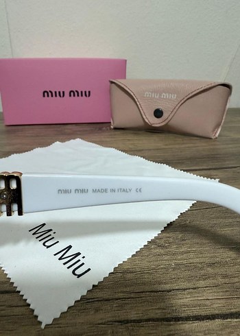Miu Miu Beyaz Minimalist Kadın Güneş Gözlüğü - Görsel 5