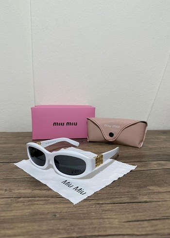 Miu Miu Beyaz Minimalist Kadın Güneş Gözlüğü - Görsel 3